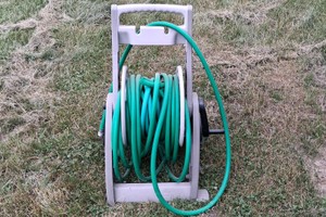 LIKE NEW HOSE REEL WITH GARDEN HOSE