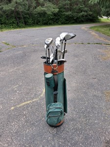 ADULT RIGHT HANDED GOLF CLUBS WITH ARNOLD PALMER BAG
