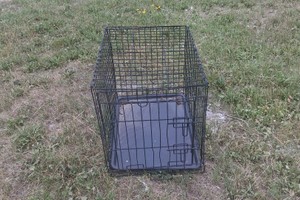 METAL DOG CRATE FOR MEDIUM SIZED DOG