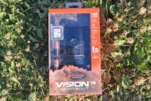 BRAND NEW TRAIL CAMERA IN THE BOX WITH SD CARD