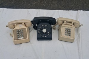 3 VINTAGE PHONES INCLUDING ONE ROTARY PHONE