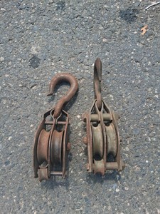 2 VINTAGE DOUBLE PULLEYS WITH HOOKS