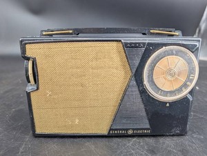 Vintage General Electric Portable AM Radio