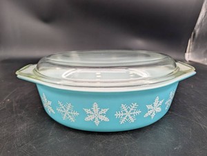 Vintage Pyrex 043 2.5 Qt Covered Casserole Snowflake Motif