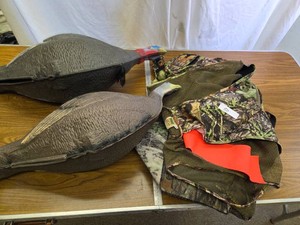 2 Turkey Decoys & Hunting Seat WAttached Vest