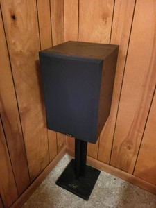 KLH 900B Bookshelf Speaker With Floor Stand 8 Ohm Black Woodgrain