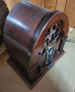 Thomas Collectors Edition 1932 Wood Cathedral Replica Radio