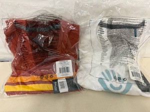 2x each Style Hydro Flask T-Shirts -Mens Medium
