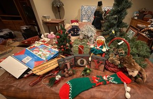Holliday collection with Tree Garland, decoration, gift bags, etc.