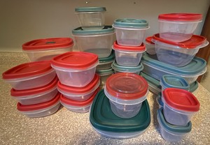 Rubbermaid storage containers with lids