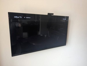 Vizio D43fx-F4 Smart TV With Aukey Webcam and Wall Mount