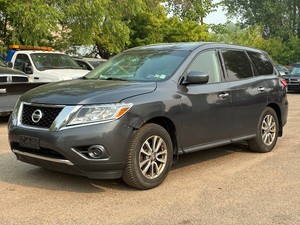 2014 NISSAN PATHFINDER S 1 Owner  4x4  3rd Row Seating (NO RESERVE)