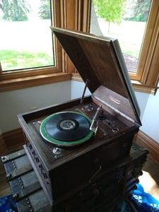 Antique Silvertone Wind-Up Phonograph - Works