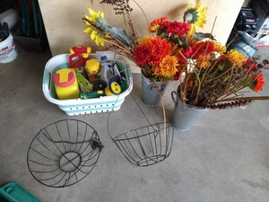 Gardening Lot - Hanging Baskets, Etc