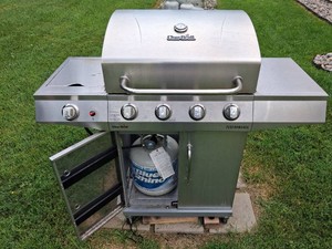 CharBroil Grill With Partial Propane Tank