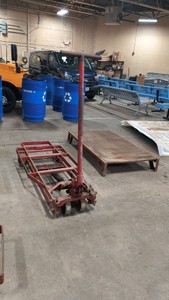 YALE PALLET JACK FOR STEEL PALLETS WITH A STEEL PALLET