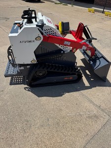 WOLVERINE Mini Skid Steer Loader T480R