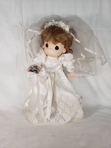 Precious Moments Bride Doll in Wedding Dress with Veil and Bouquet 16
