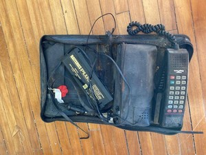 Vintage Motorola Lifestyle Mobile Bag Phone w Battery Charger Case