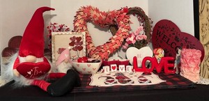 BR1 - Valentine Decor Mixed Lot - Gnomes, Wreaths & Tabletop Accents