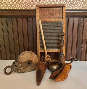 D - Primitive Kitchen Decor Mixed Lot - Washboards, Wooden Tools & Spoon (8 Pieces)
