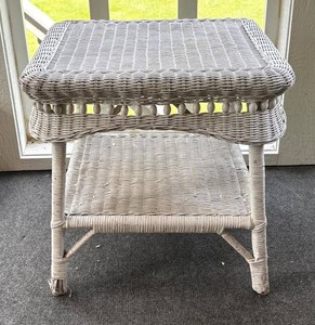 P - Vintage White Wicker Side Table