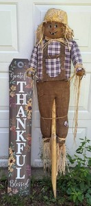 G - Thanksgiving Sign with Scarecrow Decor