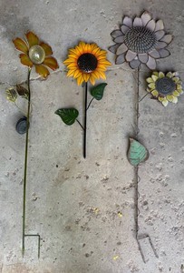 G - Metal Flower Yard Decor Trio