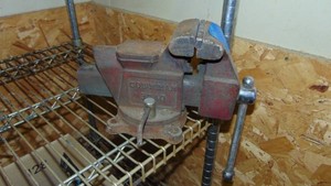 Tabletop Vise