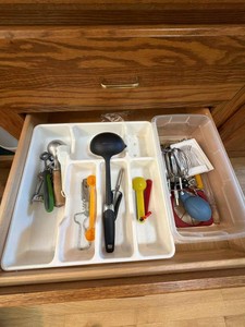 Lot of Assorted Kitchen Utensils Gadgets Measuring Cups & Tools