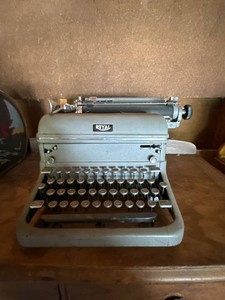 Royal Vintage Manual Typewriter Gray Crinkle Finish Desktop Model