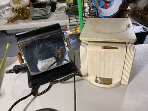 Lot of Vintage Kitchen Appliances Universal Scale & Electric Toaster