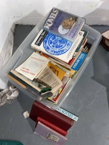 Lot of Antique & Collectibles Reference Books Magazines Bottle Glass