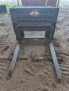 Skidsteer Pallet Fork Attachment 24 in Load Center