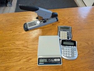 Pelouze PE10 Scale, Swingline Stapler & Texas Instruments TI-1795SV Calculator Mixed Lot