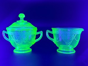 Vintage Federal Glass Georgian Love Birds Green Uranium Glass Creamer &amp Sugar Bowl Set