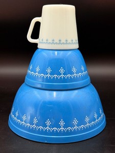 Title&nbspVintage Pyrex Snowflake Garland Blue 3-Piece Set  Mixing Bowls (#401, #402) &amp Mug
