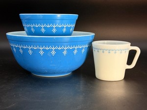 Title&nbspVintage Pyrex Snowflake Garland Blue 3-Piece Set  Mixing Bowls (#401, #402) &amp Mug