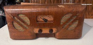 Early tabletop tube radio, likely from the late 1930s to early 1940s.
