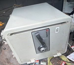 Sentry 1380 Fire Safe with Combination Dial  Heavy Duty HomeOffice Safe this is locked and opened no combination