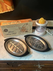 MCM Steak Sizzle Plates, GE Electric Slicing Knife, Vintage 1940s Food and Nut Chopper & Black & Decker CitrusMate Plus Juicer Mixed Lot