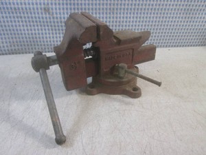 (EC1) 3 12 Bench Vise with Swivel...