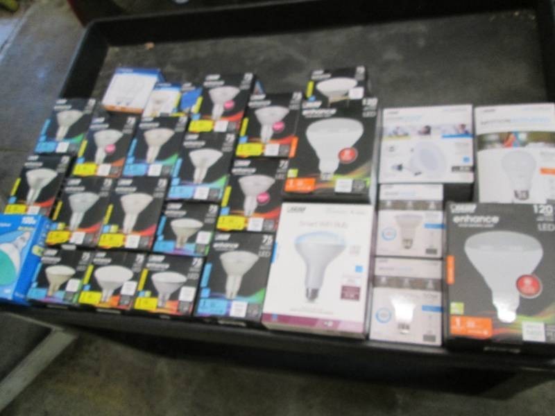 Lot of assorted light bulbs...
