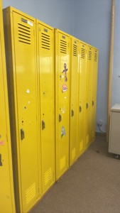7 lockers yellow