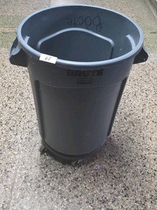 Brute trashcan