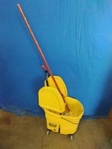 Rubbermaid WaveBrake Bucket and Wringer Combo