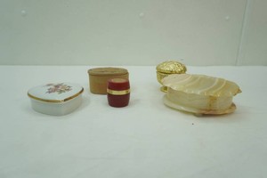 vintage vanity items and jewlery boxes