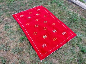 Hand Woven Moroccan Kilim Wool Floor Rug Approximately 5.5 x 3.5 (66 x 42)