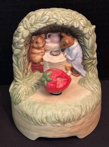 LR - Schmid The Tale of Joni Town Mouse Music Box