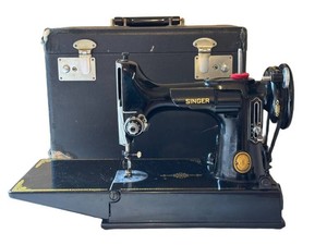 O - Vintage Singer Featherweight with Case Serial AK773826